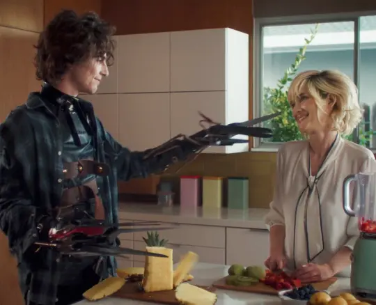 Eduard scissor hand in the kitche with Uma Turman