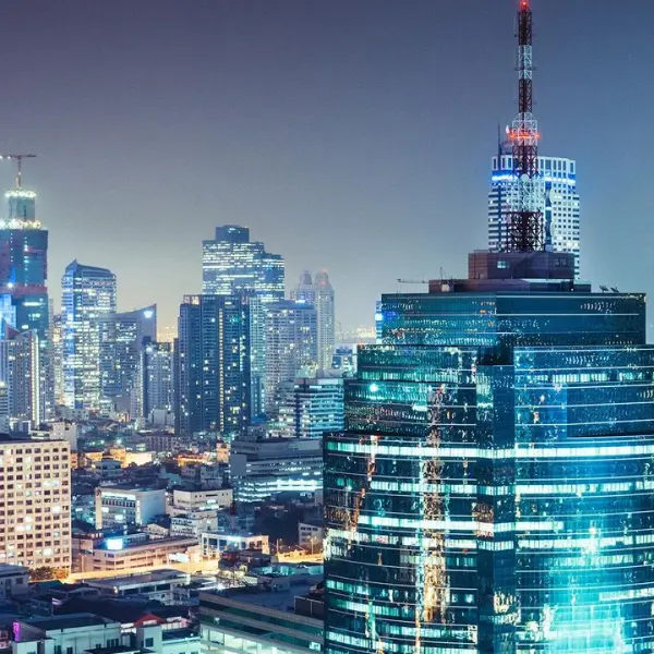A cop aiming with a battery to a driver near his window